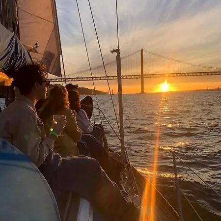 بوتيل Vintage Sailboat In The Center Of Lisboa