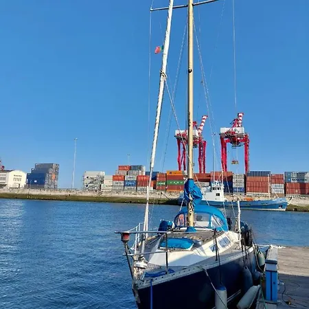 بوتيل Vintage Sailboat In The Center Of Lisboa