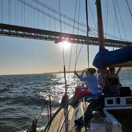 Vintage Sailboat In The Center Of بوتيل Lisboa
